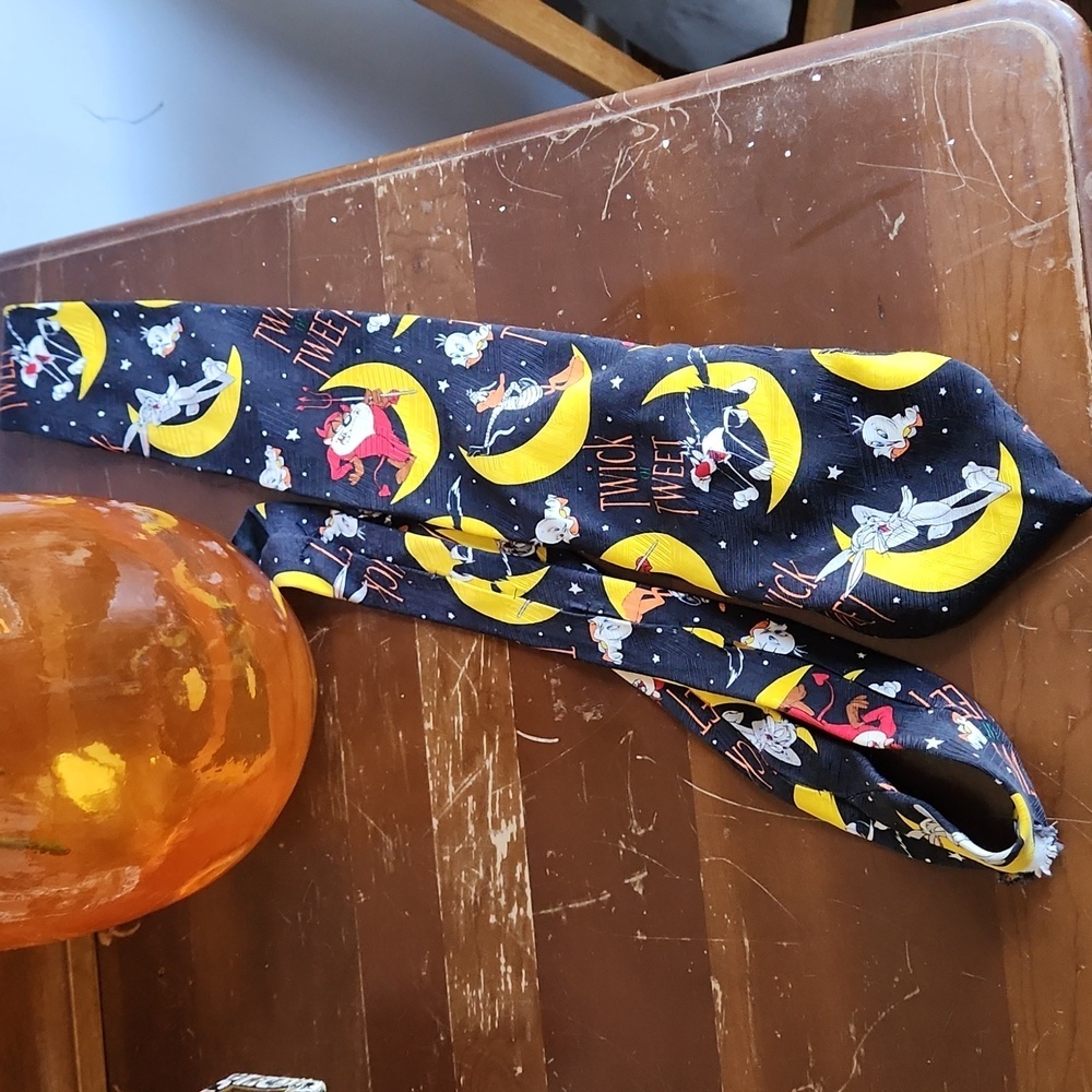 Vintage 90's 100% Silk Halloween Looney Tunes "Twick or Tweet" Tie